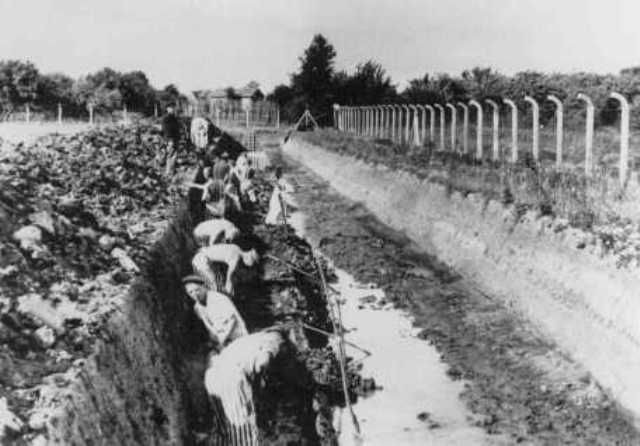 Neungamme prisoners at forced labor build the Dove-Elbe canal.